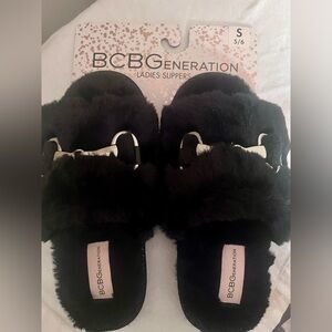 BCBGeneration Black Fluffy Ladies Slippers With Gold Chain Detail Sz Small 5/6